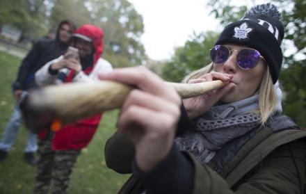 Personas fuman cigarros de marihuana.