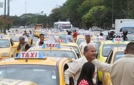 Aglomeración. La avenida del Bombero fue uno de los puntos conflictivos por la movilización pacífica de los taxistas regulados.