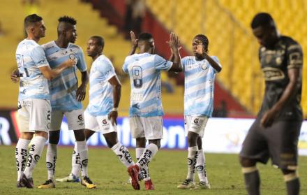 Contraste. Pablo Mancilla (c) y William Vargas (i), jugadores de Guayaquil City, celebran la victoria sobre Barcelona al término del partido, mientras Marcos Caicedo (d), ofensivo canario, sale cabizbajo del campo de juego. 