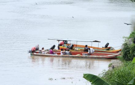 Una buena parte de la actividad comercial en cantones de Esmeraldas como San Lorenzo y Limones se desarrolla por ríos y brazos de mar. 