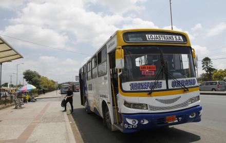Sistema La línea de buses cumple un recorrido urbano-rural en las parroquias La Aurora y Los Lojas. 