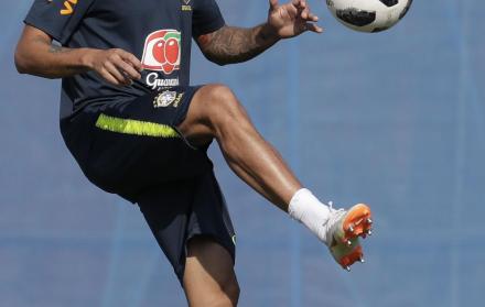 El jugador de Brasil, Philippe Coutinho participa en un entrenamiento.