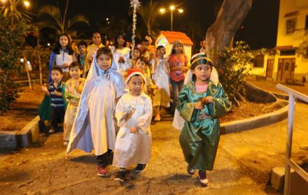 Tradición. Un grupo de niños de la 13ª etapa de la ciudadela Alborada recrean en el parque el nacimiento de Jesús y cantan villancicos.