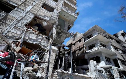 Vista general de una calle en ruinas en Duma, Guta Oriental, cerca de Damasco.