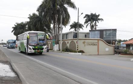 Situación. La vía a Naranjito consta de dos carriles, uno de ida y otro de retorno, por los que circulan buses, camiones y vehículos particulares.