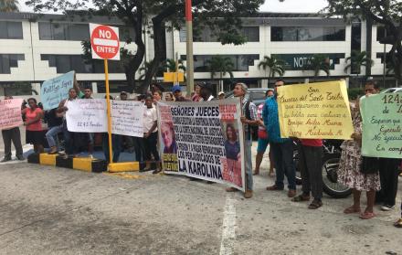 Los moradores se acercaron con pancartas en los alrededores del Albán Borja. 
