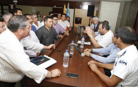 Encuentro. En la reunión se trató el cronograma para la revisión técnica de los buses de la provincia.