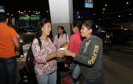 Ánimo. Una de las voluntarias, Rita Chacón (izquierda), entrega un refrigerio y trasmite palabras de aliento.