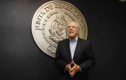 El director de la Junta de Beneficencia de Guayaquil es ingeniero químico, fue presidente de la Cámara de Industrias de Guayaquil y subsecretario de Comercialización en Agricultura. Se desempeñó además como gerente general de la Fábrica de Plásticos, de l