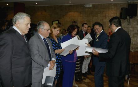 Reconocimiento. El contralor Pablo Celi agradeció a los integrantes de la Comisión Veedora. Ellos acompañaron el proceso de elaboración del examen