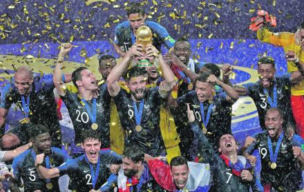 Francia, con el mundo a sus pies. Tuvieron que pasar 20 años para que la selección francesa de fútbol goce otra vez en un Mundial de la ansiada corona. Con Didier Deschamps a la cabeza, además de intérpretes en el campo como los ofensivos Antonio Griezman
