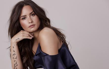 TMZ, que citó a fuentes policiales, dijo que Lovato fue trasladada a un hospital de Los Angeles desde su casa por lo que parecía ser una sobredosis de heroína.