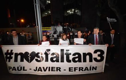 Vigilia de familiares del equipo periodístico asesinado.