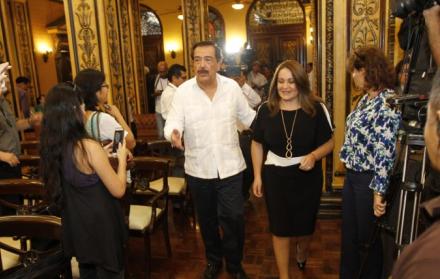 Reunión. El alcalde de Guayaquil, Jaime Nebot, recibió en su despacho a la secretaria técnica del plan estatal Toda Una Vida, Irina Cabezas.