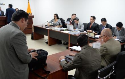 Audiencia. Defensores de los procesados por plagio, durante la diligencia.