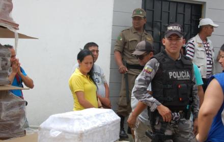 La llegada de los féretros, especialmente de uno blanco destinado para una niña de cuatro años, conmocionó a los familiares.
