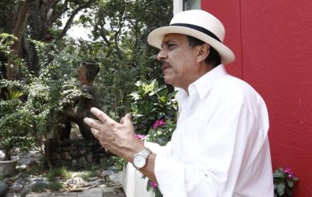 Es el presidente electo de la Casa de la Cultura del Guayas. Guayaquileño (1954), es pintor, ilustrador y escritor, además de arquitecto y constructor. Ha sido director provincial de Cultura.