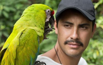 José Eguibar, en Guayaquil, junto a la subespecie de la guacamaya en peligro de extinción.