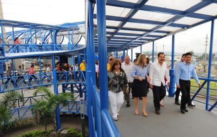 Recorrido. El alcalde y funcionarios municipales, en el nuevo paso.