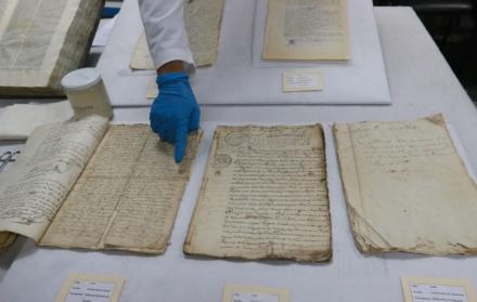 La restauración. En un área exclusiva se hizo la restauración de documentos deteriorados. Se considera que se recuperó “la memoria jurídica del Ecuador”.