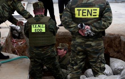 Escena. Militares durante la extracción, en Salónica, de la bomba hallada en ese hoyo durante una excavación.