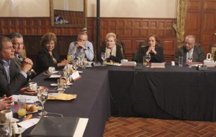 Desayuno. El mandatario saliente se reunió ayer con un grupo de artistas.