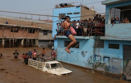 Dramatismo. Una mujer durante su rescate, luego de las inundaciones y deslizamientos de tierra registrados en el distrito limeño de Huachipa.