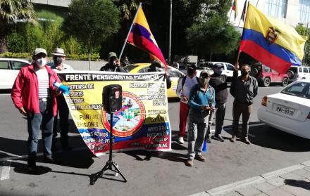 Un grupo de pensionistas protesta en los exteriores de la Fiscalía General, en Quito.