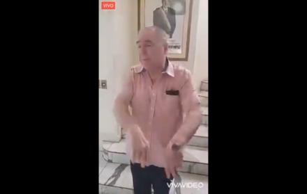 Abdalá Bucaram graba un mensaje en video
