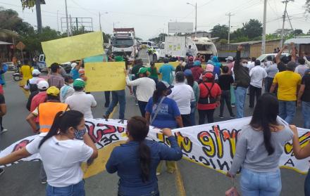 Trabajadores y alcaldes de la regional 5 de la AME participan en protestas en la vía Nobol-Guayaquil.
