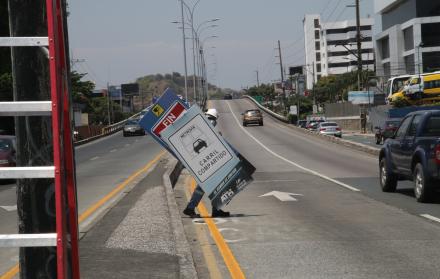 La Autoridad de Tránsito Municipal (ATM) colocó letreros en la avenida Carlos Julio Arosemena.