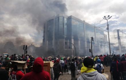 El edificio de la Contraloría fue quemado en las protestas de octubre