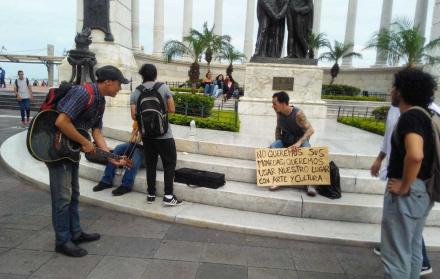 Un grupo de activistas, en el malecón, pidiendo usar el espacio público.