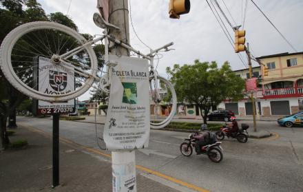 Bicicleta blanca ubicada en homenaje a Juan José Vallejo, fallecido en 2015. Su caso sigue abierto sin sentencia.