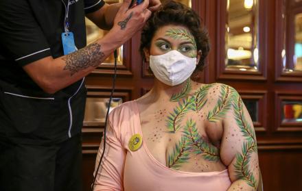 Una mujer fue registrada al posa con las cicatrices de sus mastectomías pintadas con coloridos motivos florales , durante el lanzamiento de la campaña