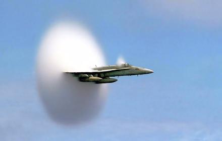 F18 A rompiendo la velocidad del sonido