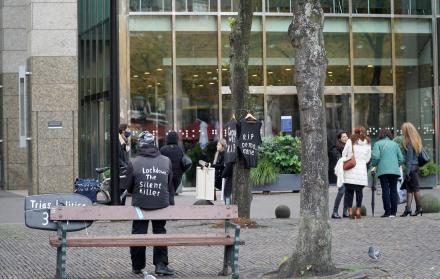 Un hombre protesta ante el Parlamento de La Haya por las medidas aplicadas para frenar los contagios.