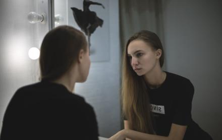 Mujer frente al espejo