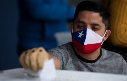 Un hombre ejerce su voto este domingo en el Estadio Nacional en Santiago.