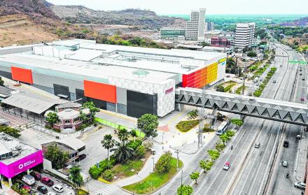 Así luce el nuevo centro comercial, unido al edificio de Riocentro Ceibos por un puente peatonal.