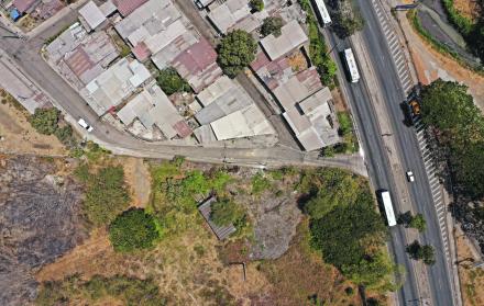 Ubicación. El terreno en cuestión está ubicado en el kilómetro 8 de la vía a la costa. Hay urbanizaciones y entidades educativas alrededor del sitio.