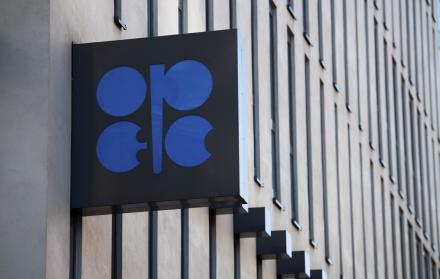 El logotipo de la organización de la Organización de Países Exportadores de Petróleo (OPEP) en su sede en Viena (Austria).