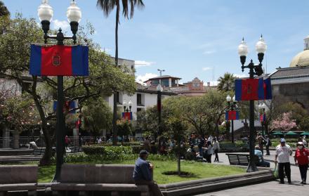 Quito-banderas-fiestas