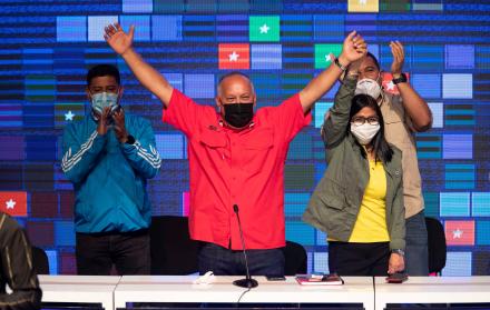 El candidato chavista a la Asamblea Nacional, Diosdado Cabello (c), celebra junto a la vicepresidenta de Venezuela, Delcy Rodríguez (d) y otros candidatos oficialistas previo al anuncio de los resultados del Consejo Nacional Electoral