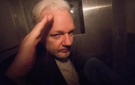 Julian Paul Assange, ​ conocido como Julian Assange, es un programador, periodista y activista de Internet australiano conocido por ser el fundador, editor y portavoz del sitio web WikiLeaks.