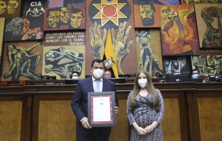 María Isabel Muñoz, gerente de AENOR, entregó al presidente César Litardo la certificación ISO al sistema de gestión antisoborno de la Asamblea.