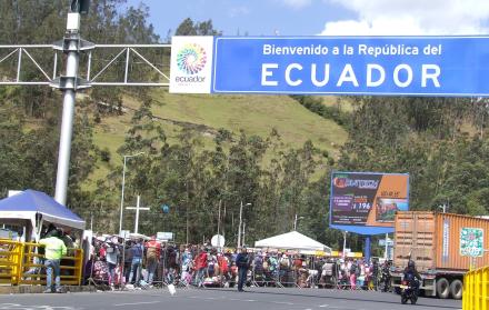 Vista de migrantes venezolanos llegando al Puente de Rumichaca para entrar a Ecuador.