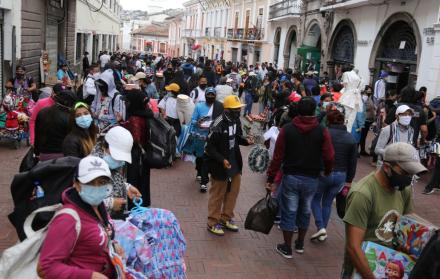 La venta informal se multiplica en varios espacios de Quito.