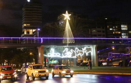 Pese a la pandemia y a las restricciones de movilidad, el Municipio de Quito mantuvo la tradición de decoración navideña en el sur, centro, norte y periferias de la capital. En la avenida Naciones Unidas, por ejemplo, se colocó un pesebre de neón.