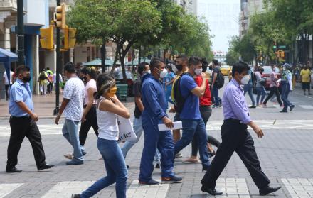 Guayaquil es otra ciudad después de la COVID-19, una que debe usar mascarilla y tiene restricciones de movilidad. Su gente sigue en pie de guerra.